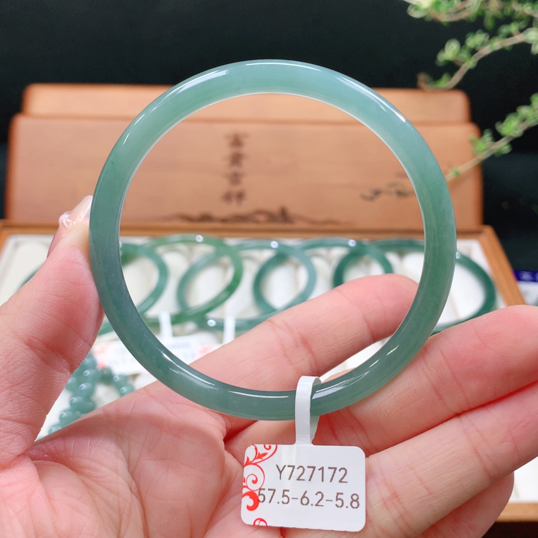 翡翠手镯未镶嵌天然