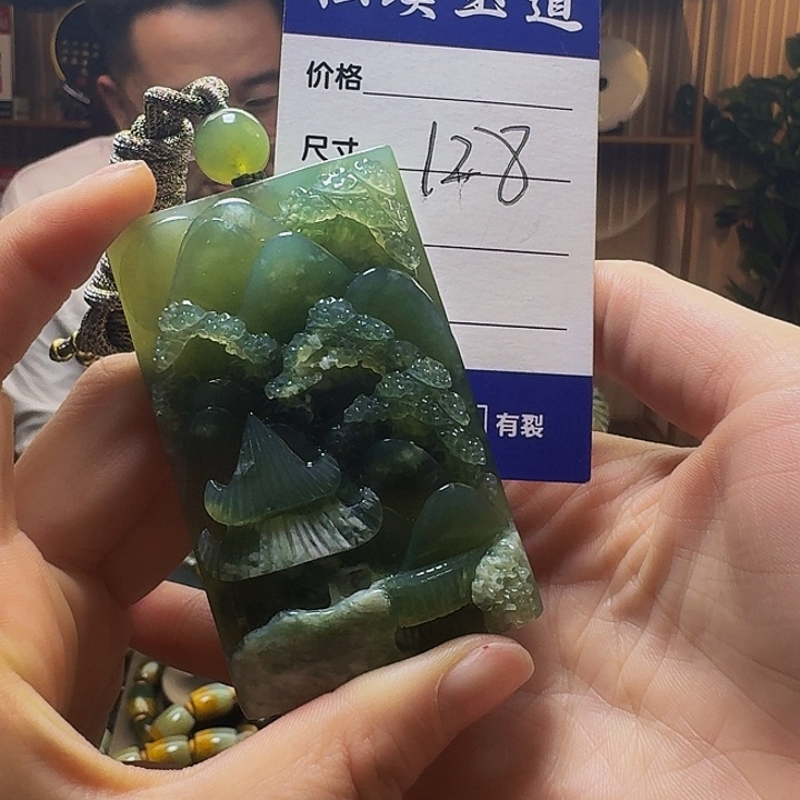 蛇纹石玉颈饰未镶嵌为**争
