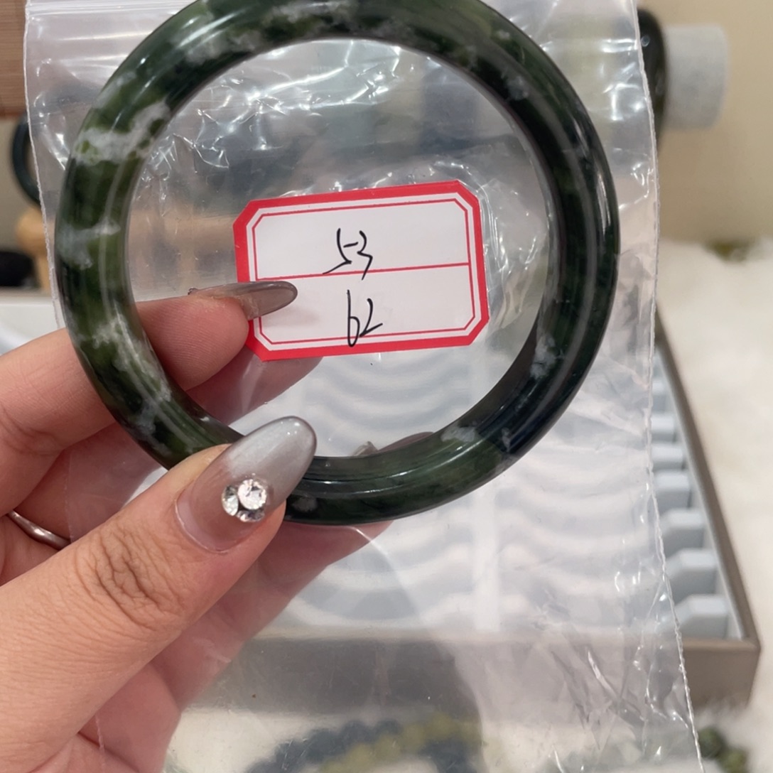 蛇纹石玉手镯未镶嵌