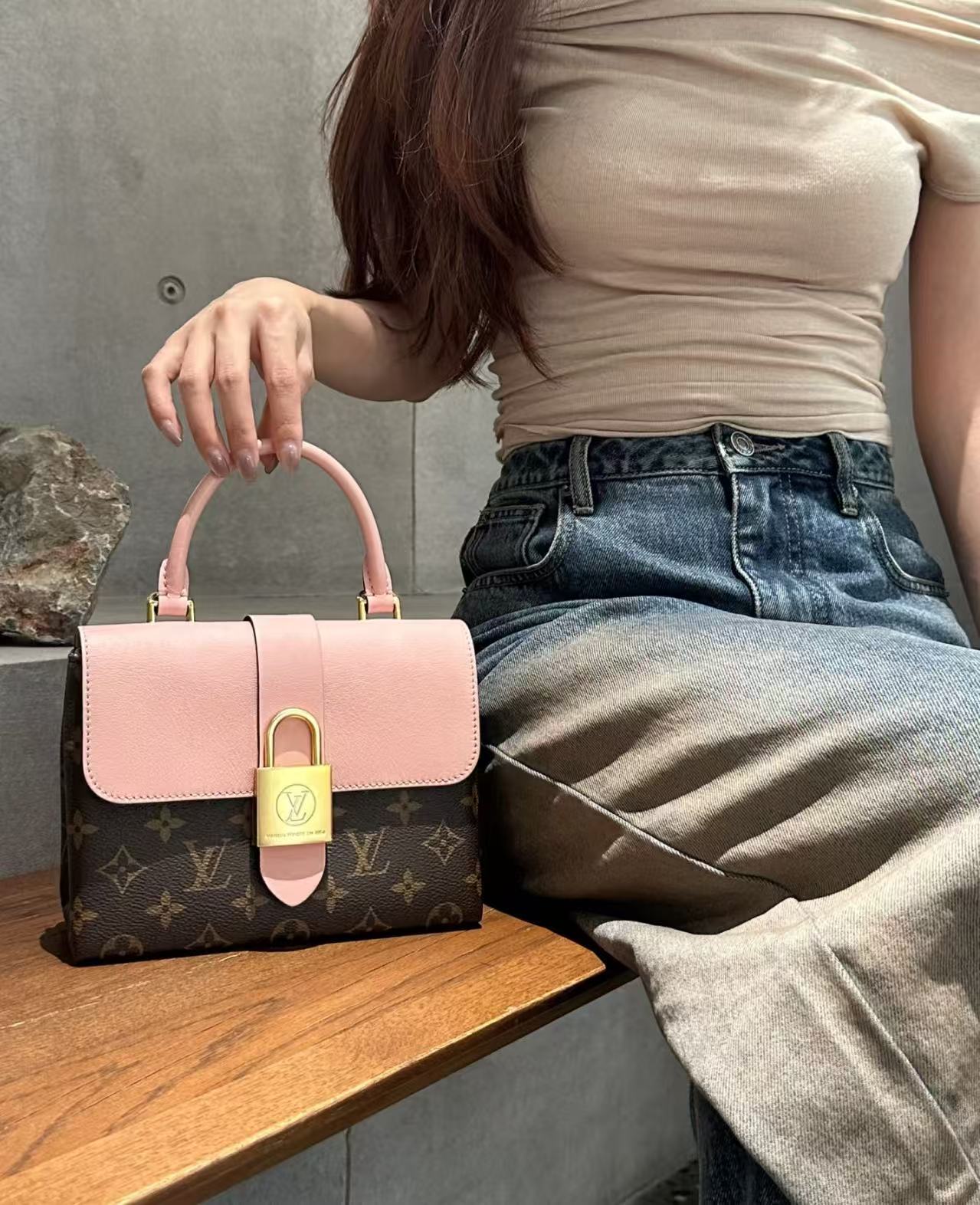 95新 LouisVuitton/路易威登 老花粉色锁头邮差包 20cm 13477449