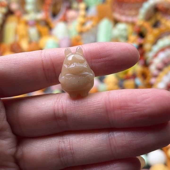 石英质玉（缅黄）未镶嵌珠宝半成品龙猫