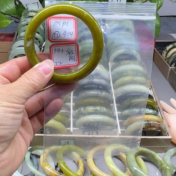 p***i蛇纹石玉未镶嵌手镯77