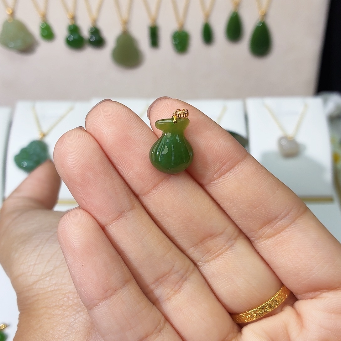 吊坠(赠链)18K金镶嵌和田玉（碧玉）