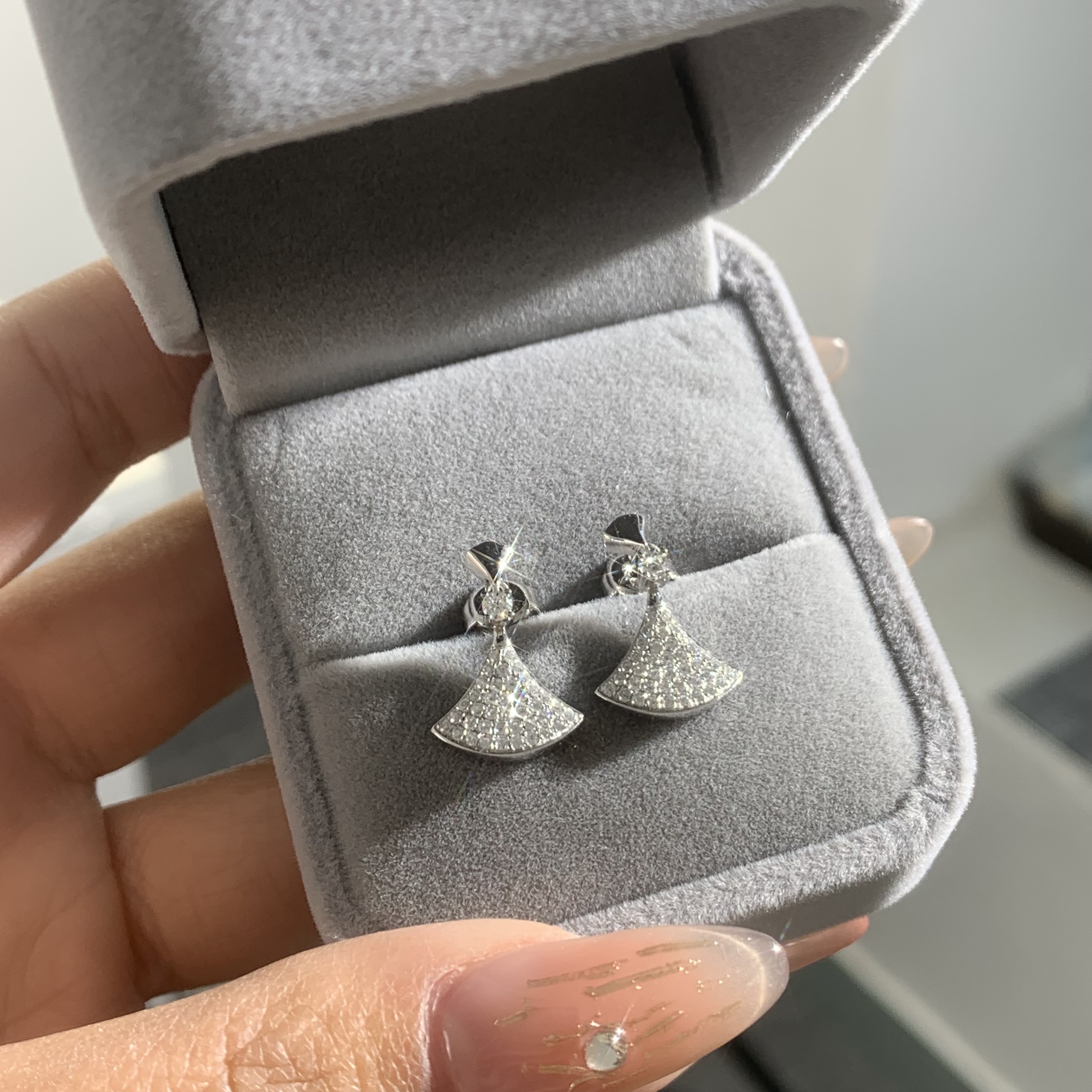 莫桑石铂金pt950首饰镶嵌莫桑灵动小裙子耳钉不支持退换