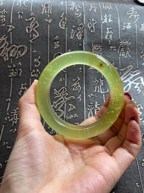 精美花玉手镯，色泽通透，颜色漂亮