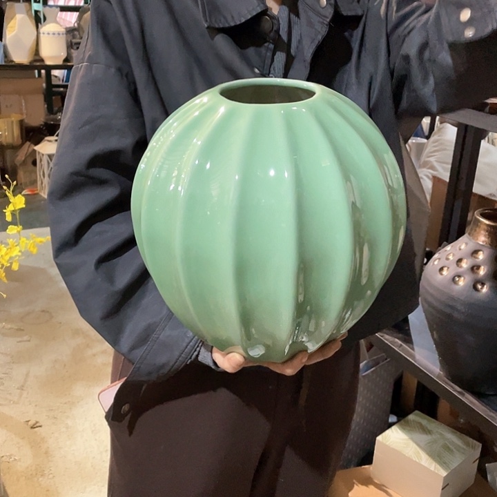 陶瓷花瓶，仿真绿植。