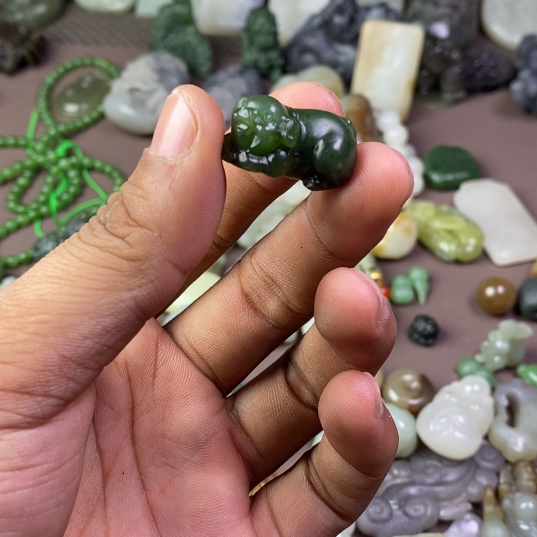 和田玉颈饰未镶嵌凉*?