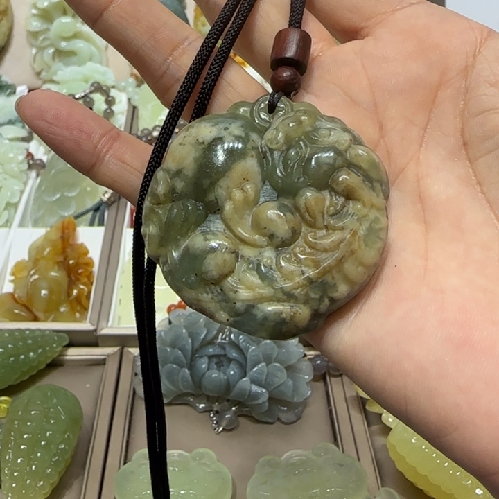 蛇纹石玉吊坠未镶嵌