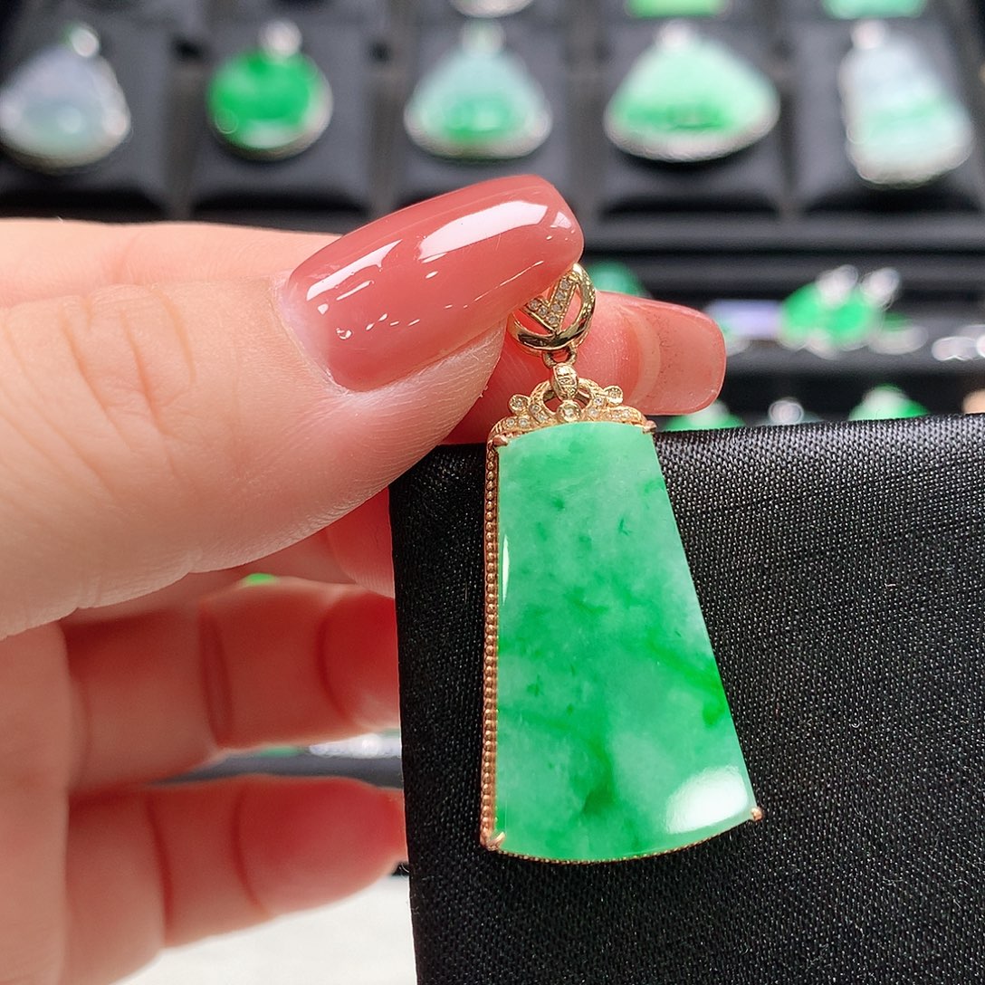 翡翠18K金镶嵌颈饰无事牌