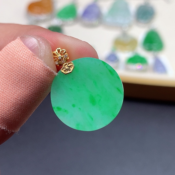 泰***备翡翠18K金镶嵌颈饰