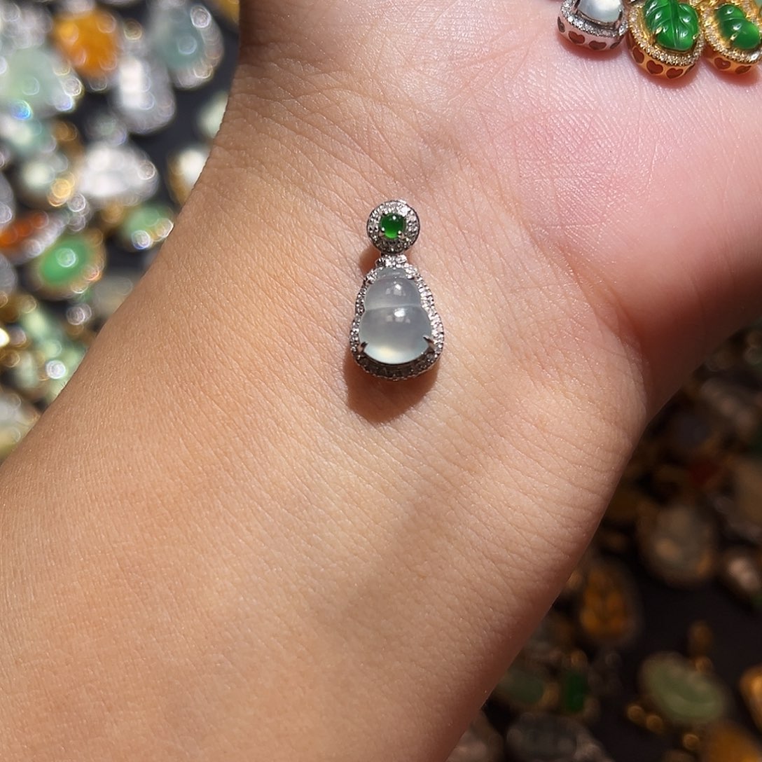 翡翠颈饰18K金镶嵌吊坠