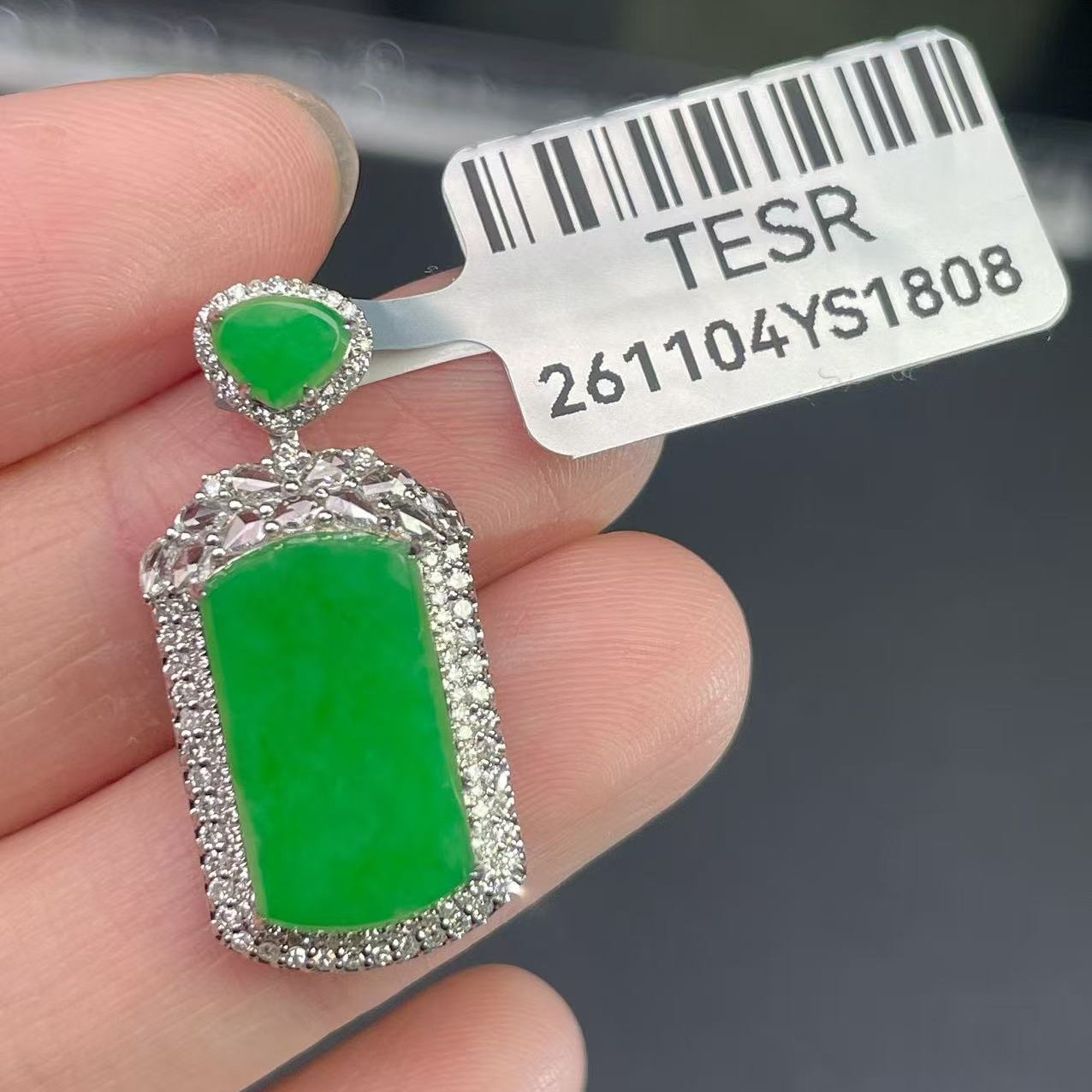18k金镶嵌缅甸A货翡翠(不含链)