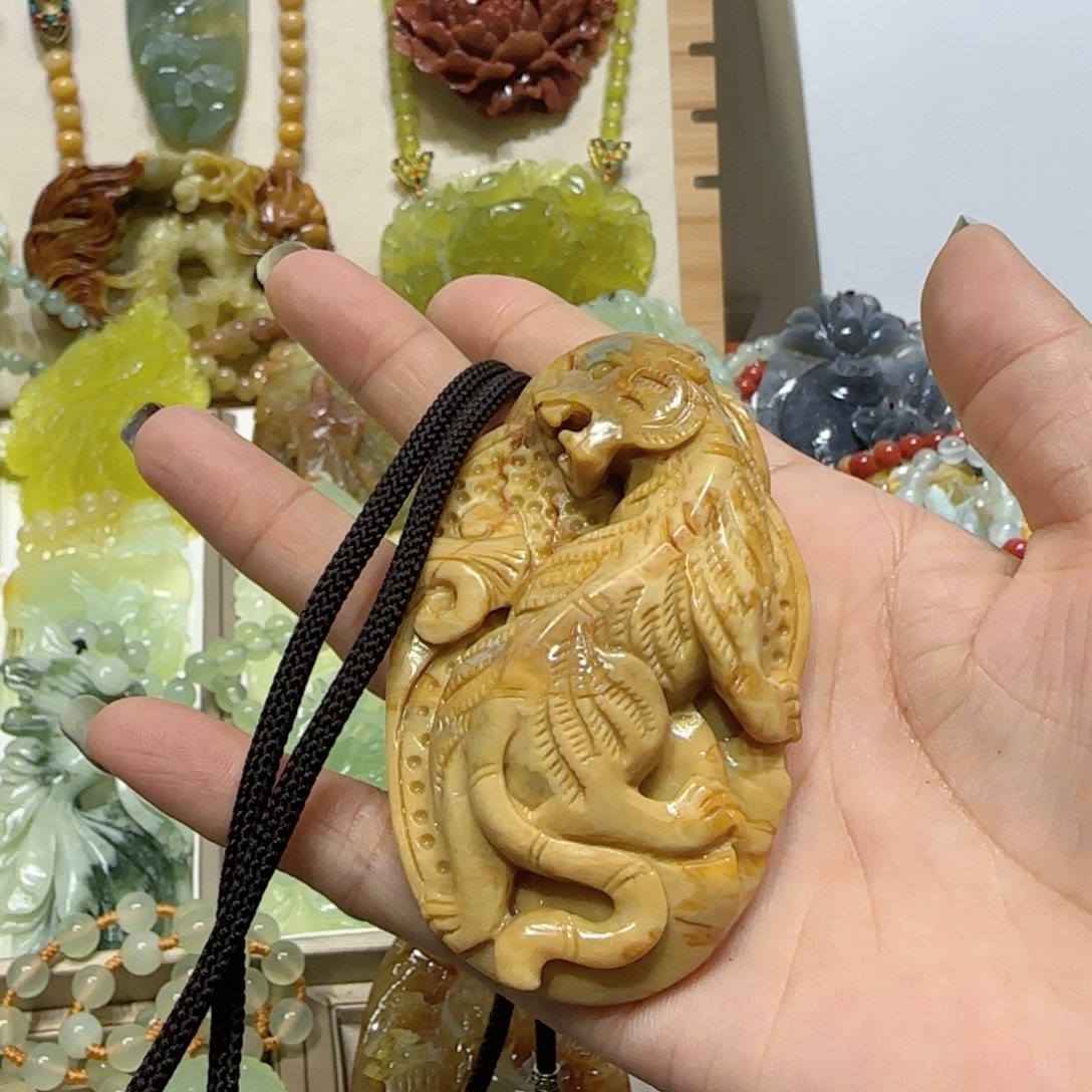 未镶嵌蛇纹石玉吊坠