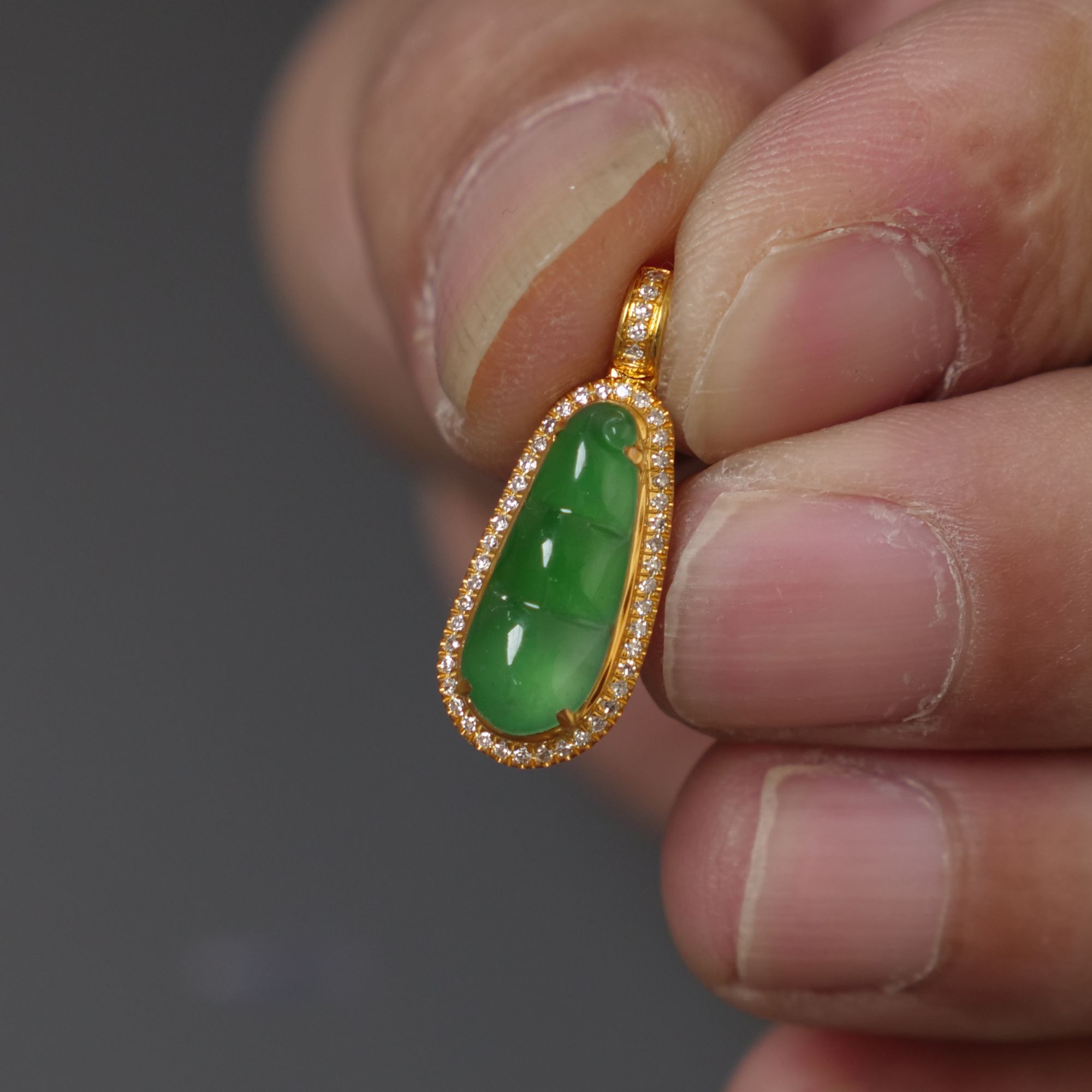 缅甸A货翡翠浓阳绿福豆18K金镶吊坠锁骨坠气质精致满色挂坠