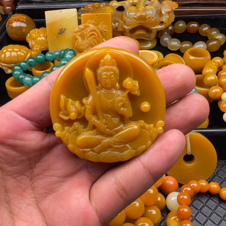 未镶嵌石英质玉（黄龙玉）颈饰