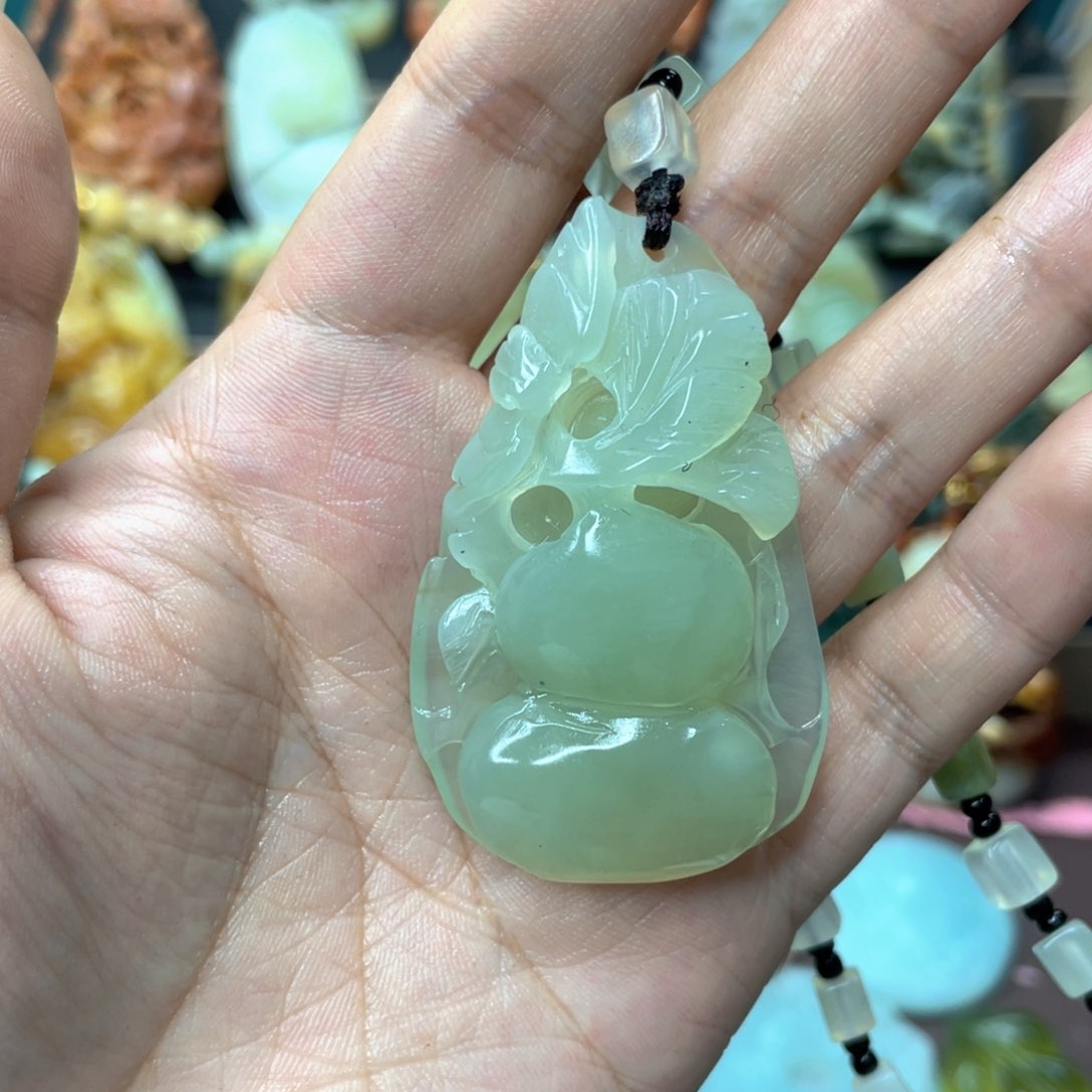 蛇纹石玉颈饰未镶嵌