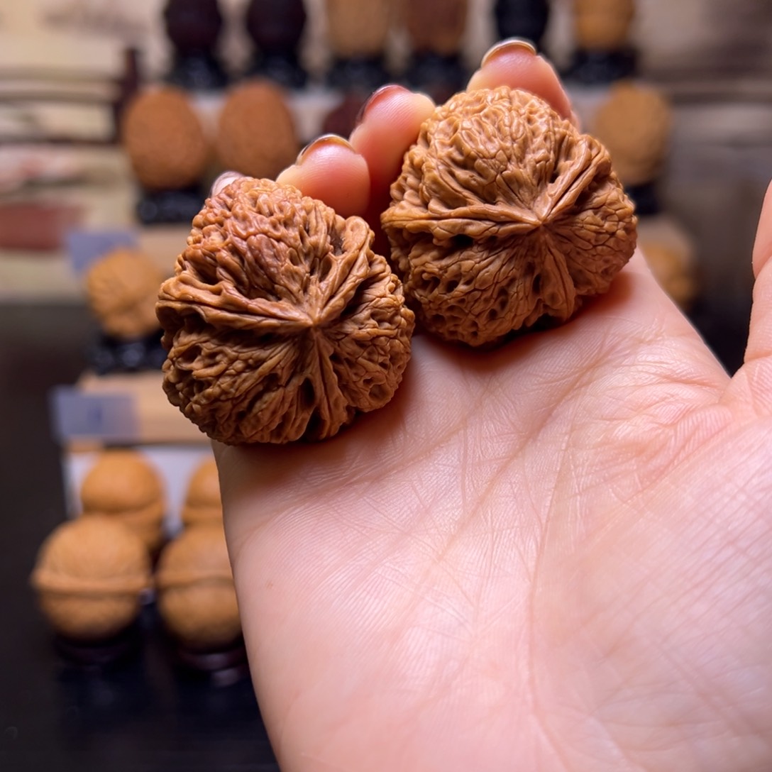 文玩核桃把件水龙纹三棱H18