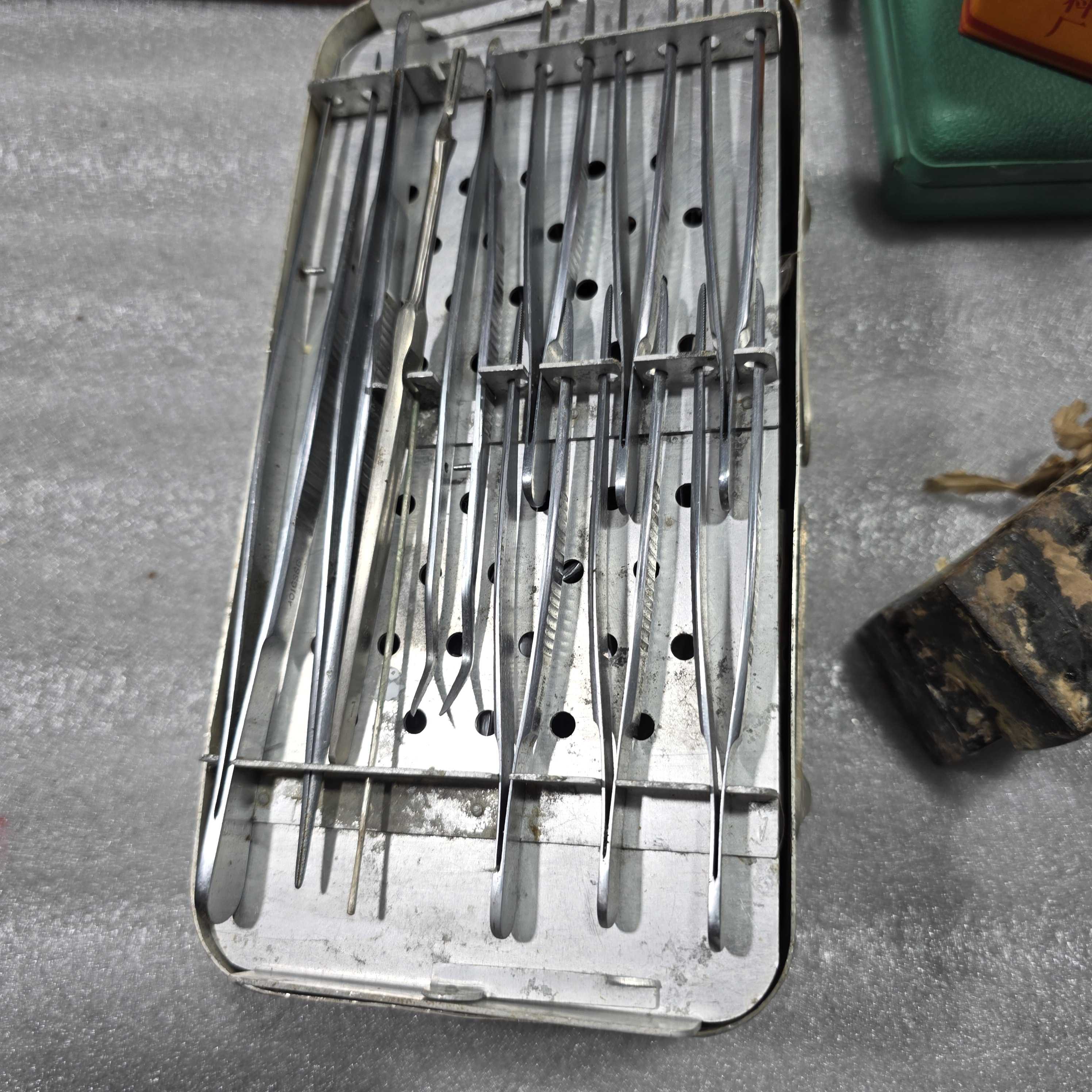 饭盒装的镊子一套