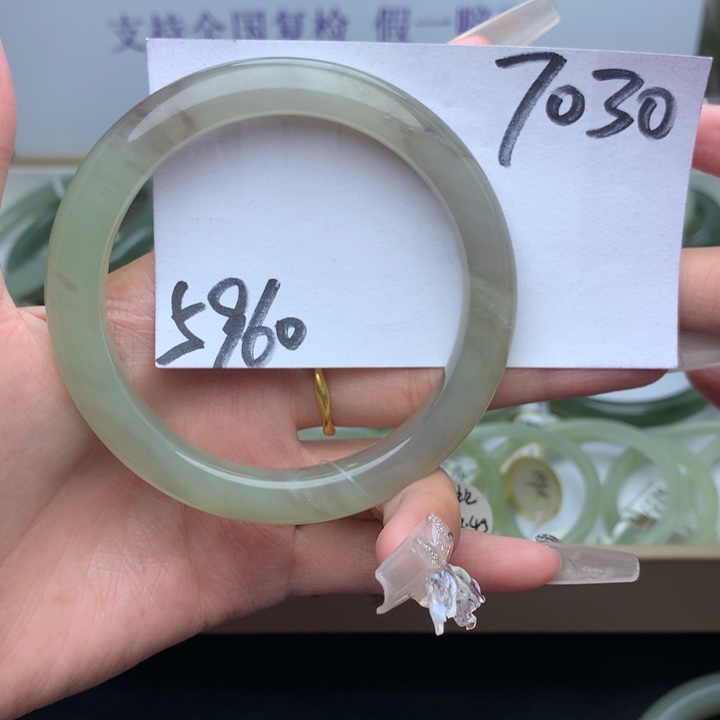 和田玉手镯未镶嵌