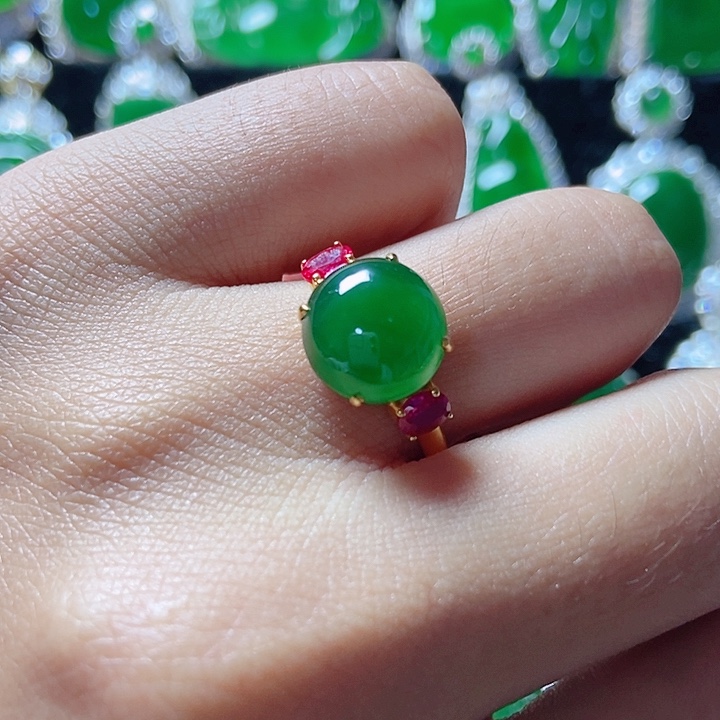 翡翠18K金镶嵌颈饰182。