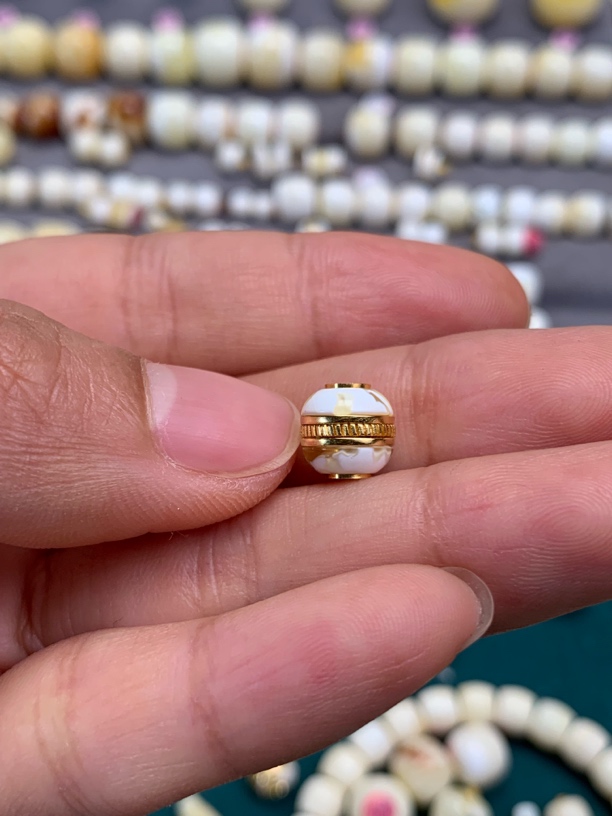 天然蜜蜡高瓷金漆白妖孽汉堡8.3mm（误差±0.1mm）