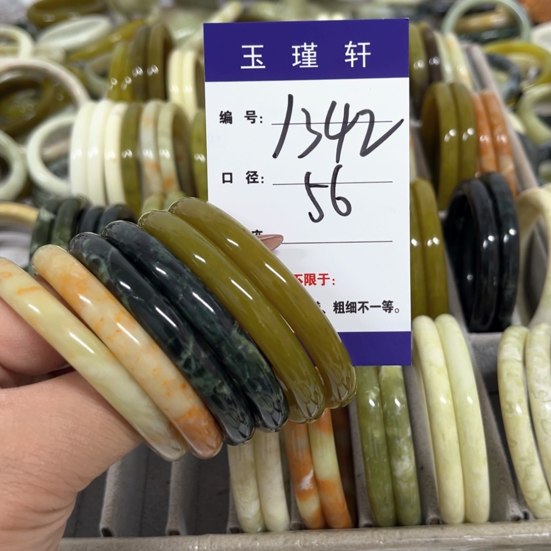 蛇纹石玉手镯未镶嵌任***爷