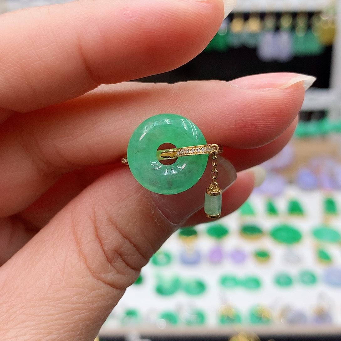 翡翠戒指18K金镶嵌的