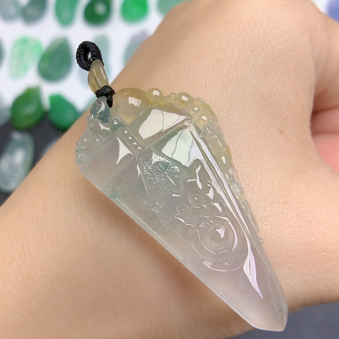 翡翠颈饰未镶嵌龙柱