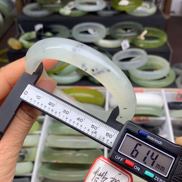 蛇纹石玉未镶嵌手镯774