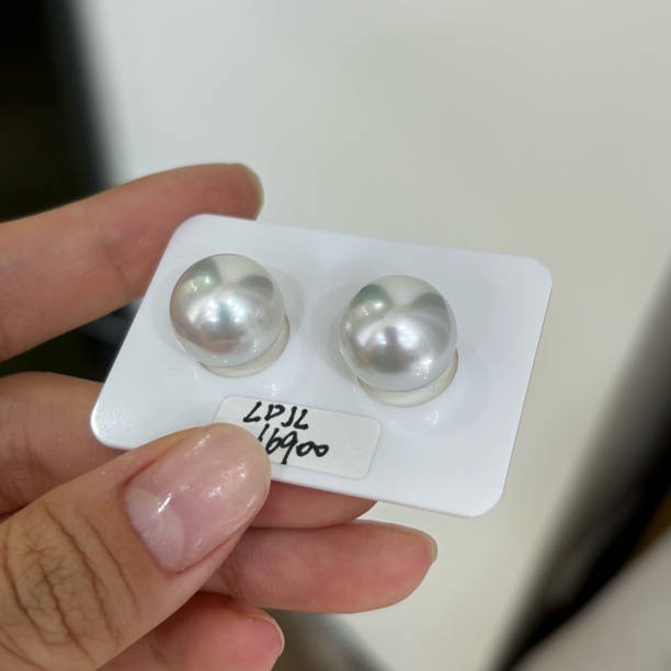 澳白对珠 13.5mm 冷光正圆宝石光极微瑕