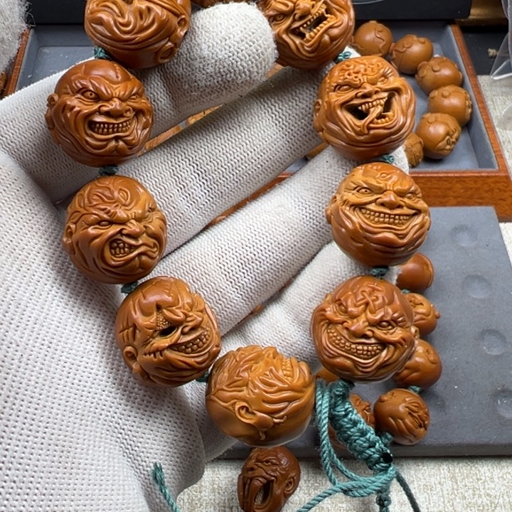 橄榄核手串过**烟橄榄核雕工艺制作