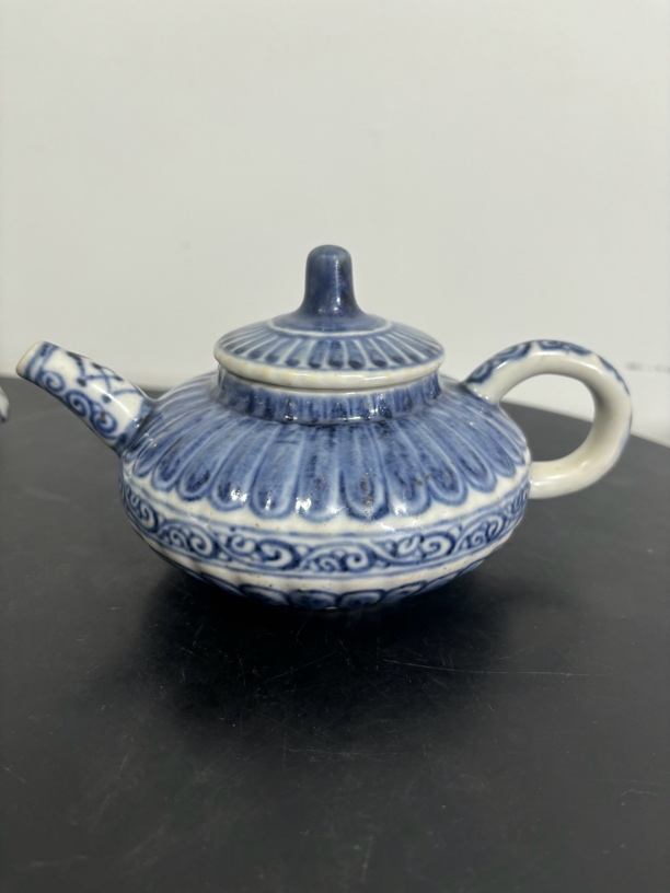 青花莲花纹壶。。。