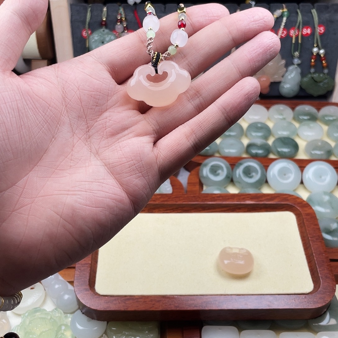 石英质玉未镶嵌颈饰