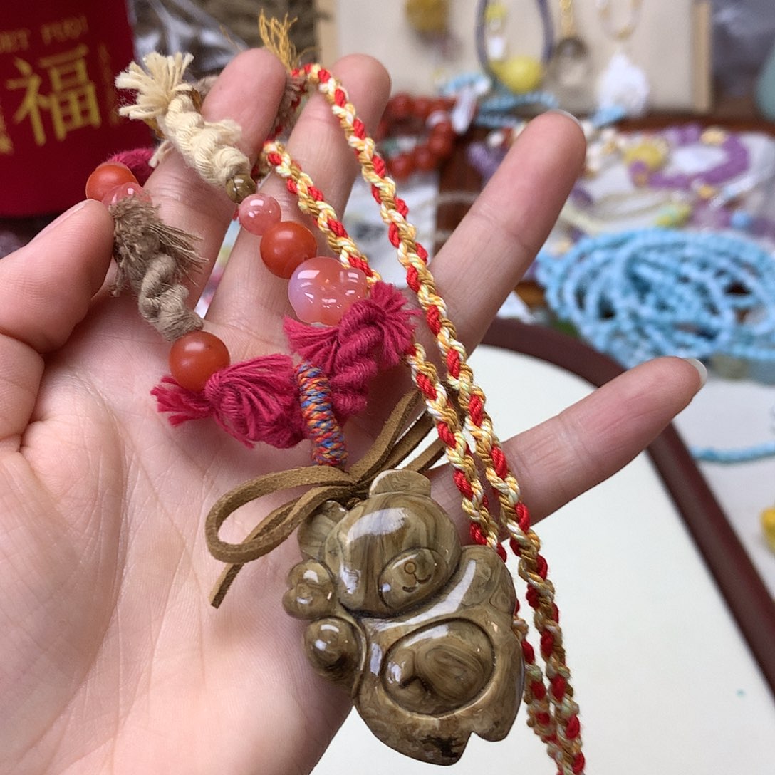 琥珀（根珀）颈饰未镶嵌