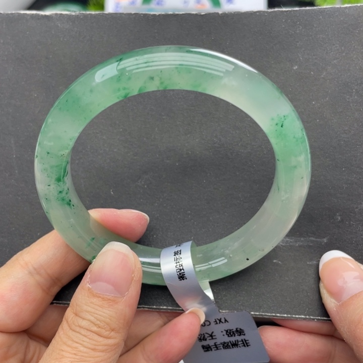 顿***悟石英质玉未镶嵌手镯