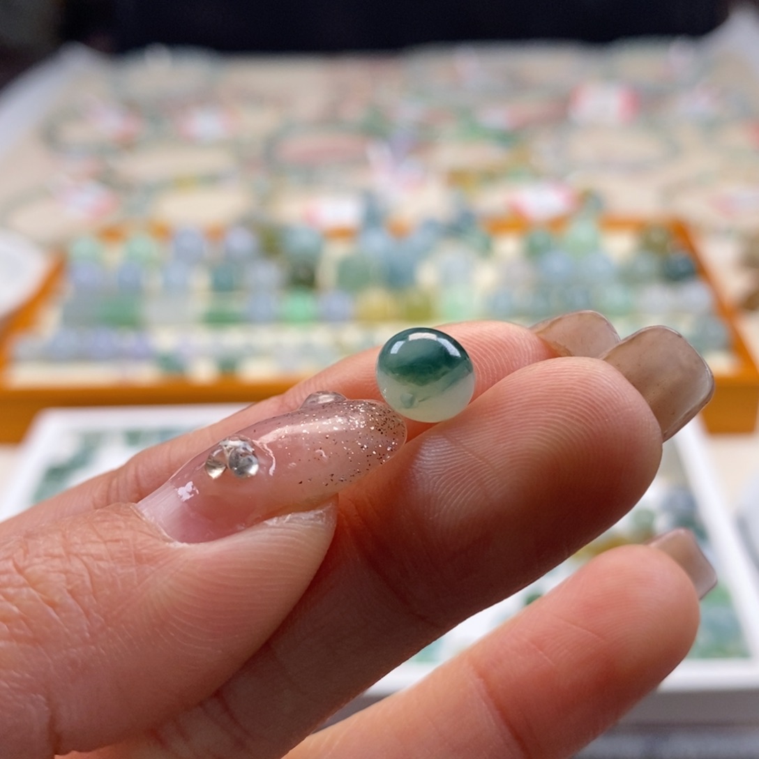 翡翠散珠天然翡翠飘花8×5..9，有小内纹