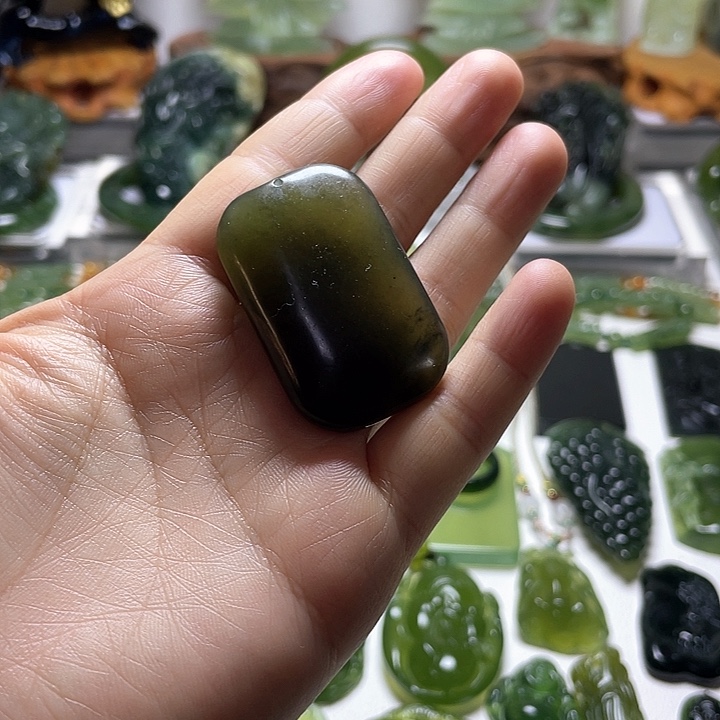 蛇纹石玉颈饰未镶嵌