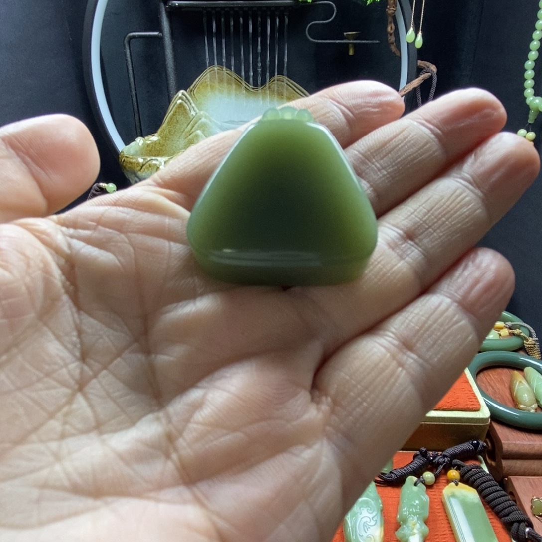 岫岩老玉（透闪石质玉）吊坠未镶嵌