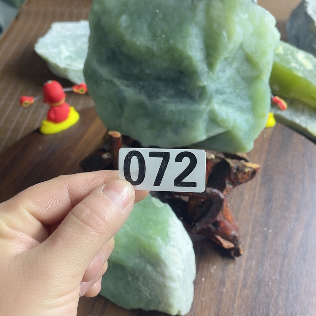 白***人蛇纹石玉未镶嵌珠宝奇石