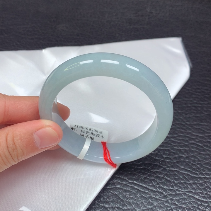 翡翠手镯未镶嵌。