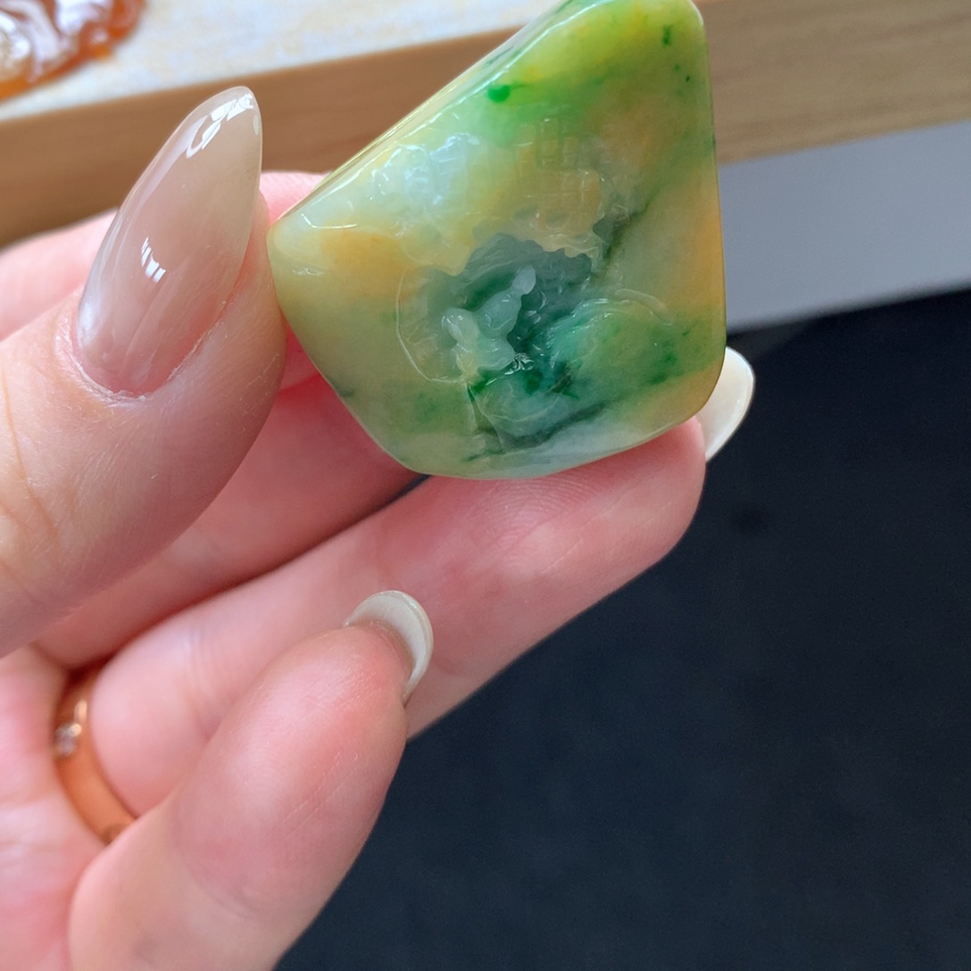 翡翠18K金镶嵌颈饰吊坠