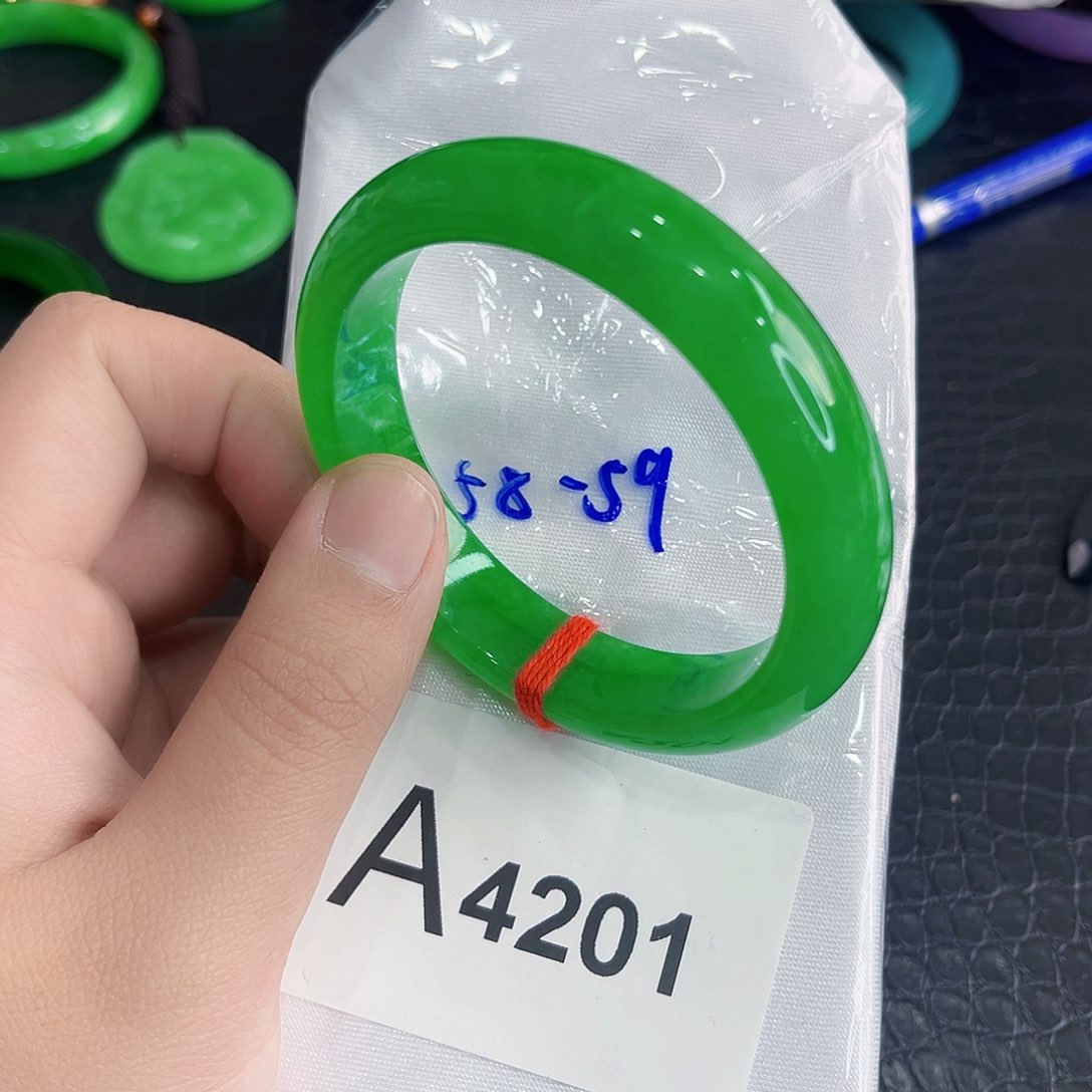 翡翠手镯未镶嵌浅**缘多样性