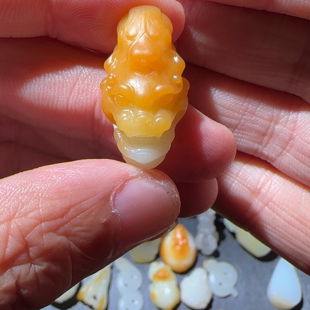 和田玉颈饰未镶嵌金**君