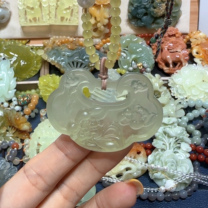 未镶嵌蛇纹石玉吊坠