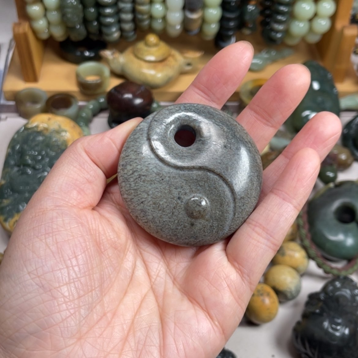 【闪购商品】未镶嵌岫岩河磨玉（透闪石质玉）把件