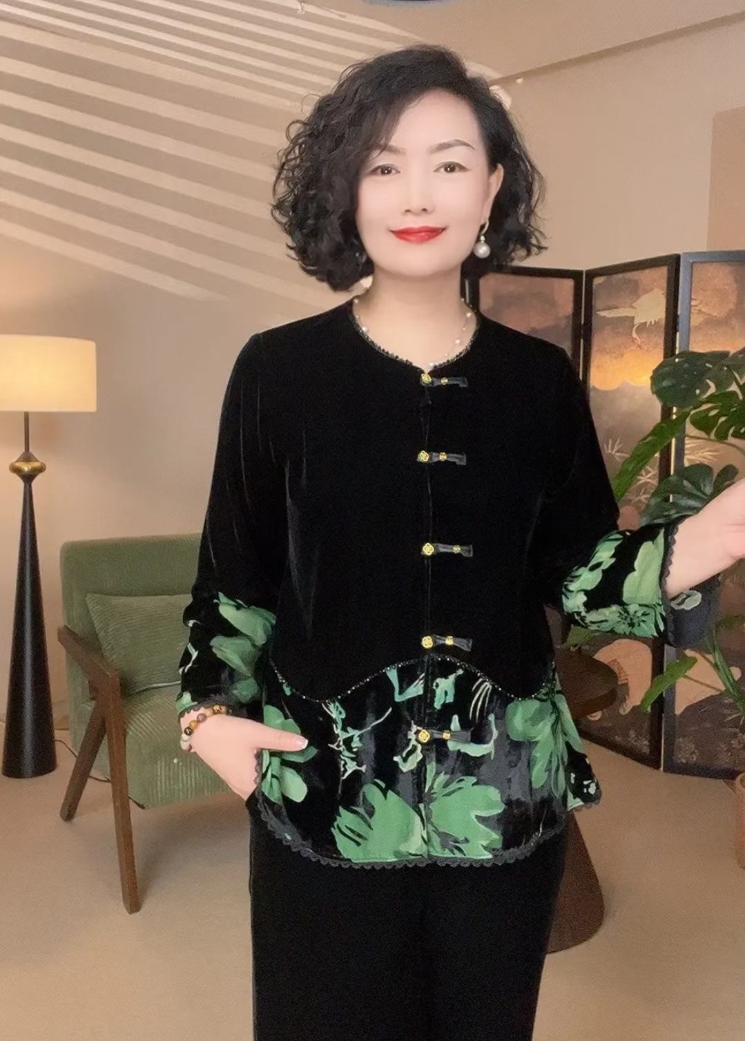 2025年新款时尚妈妈减龄丝绒上衣中式大码拼接花边气质系扣开衫