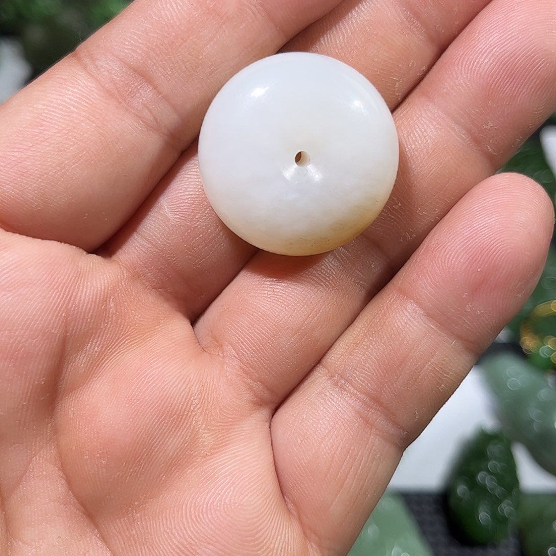 天***尼和田玉未镶嵌颈饰