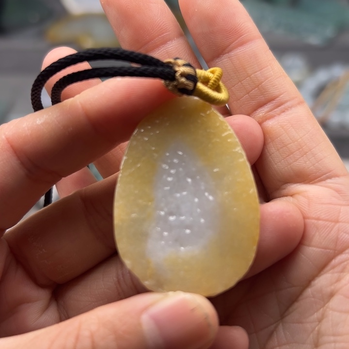 翡翠颈饰未镶嵌毛料