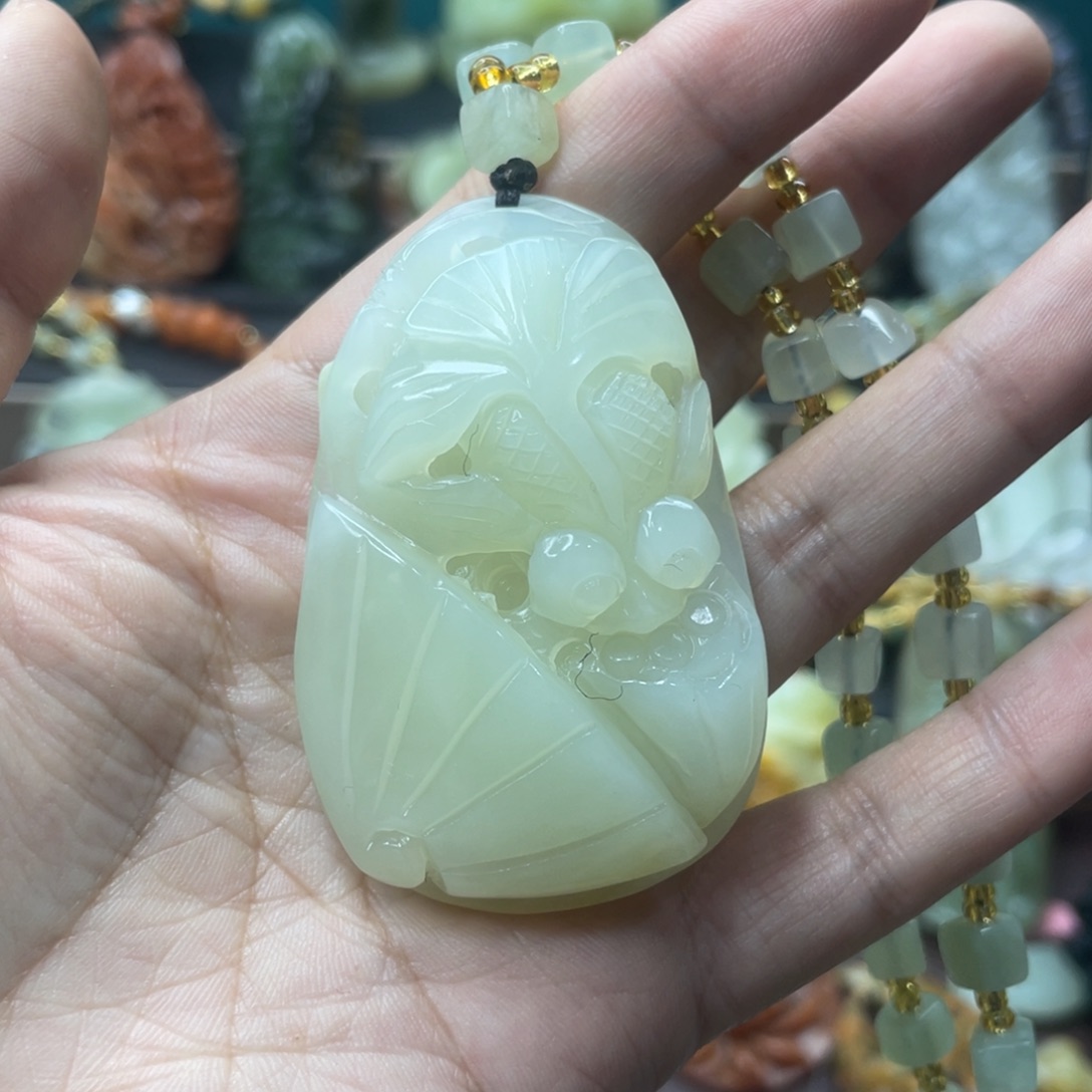 蛇纹石玉未镶嵌颈饰