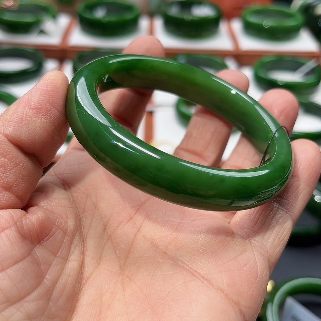 和田玉手镯未镶嵌黑*瑰